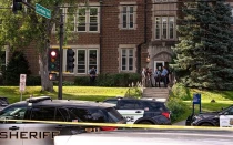 La policía se reúne en la Escuela Católica de la Anunciación en Minneapolis (Estados Unidos) el 27 de agosto de 2025, tras un tiroteo masivo que mató a dos niños e hirió a otros 17, de los cuales 14 eran menores