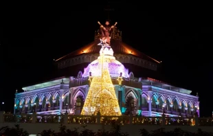 Más de 4.000 fieles asistieron a la celebración de la Misa de Navidad en la parroquia de San Jorge en el suburbio de Edappally, India. Crédito: Anto Akkara