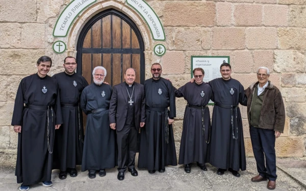 Josu Antón (segundo por la izquierda), junto a su comunidad pasionista y el Obispo de Vitoria, Mons. Juan Carlos Elizalde. Crédito: Cedida por la familia Antón.