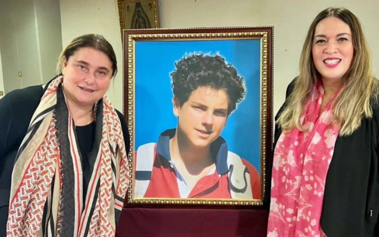 Antonia Acutis (izquierda) y Gaby Jácoba (derecha), con un cuadro del Beato Carlo Acutis al centro.?w=200&h=150