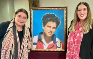 Antonia Acutis (izquierda) y Gaby Jácoba (derecha), con un cuadro del Beato Carlo Acutis al centro. Crédito: Cortesía.