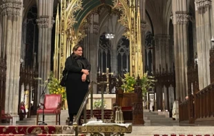 Antonia Salzano Acutis se dirige a los fieles en la ciudad de Nueva York el jueves 29 de mayo de 2025. Crédito: Sabrina Ferrisi