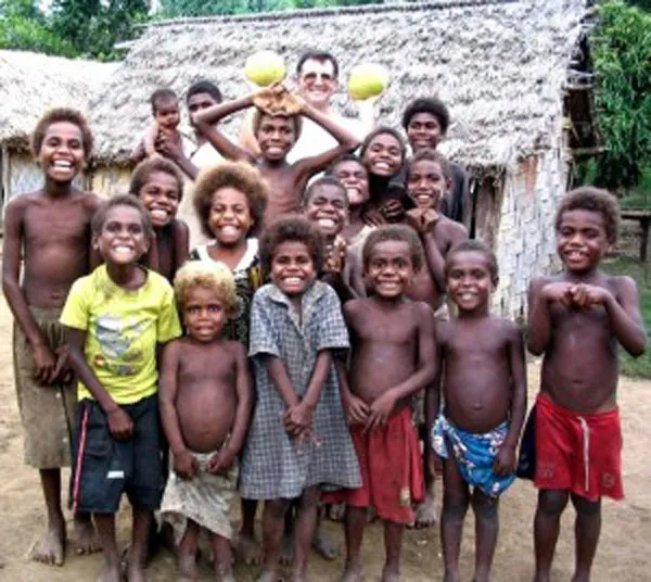 P. Antonio López junto con niños de la Repúblicad de Vanuatu. Foto: Web Hermanos del Sagrado Corazón?w=200&h=150
