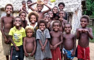 P. Antonio Lu00f3pez junto con niu00f1os de la Repu00fablicad de Vanuatu. Foto: Web Hermanos del Sagrado Corazu00f3n 