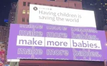 Anuncio provida de EveryLife con mensaje de Elon Musk en Times Square: "Tener hijos es salvar el mundo".