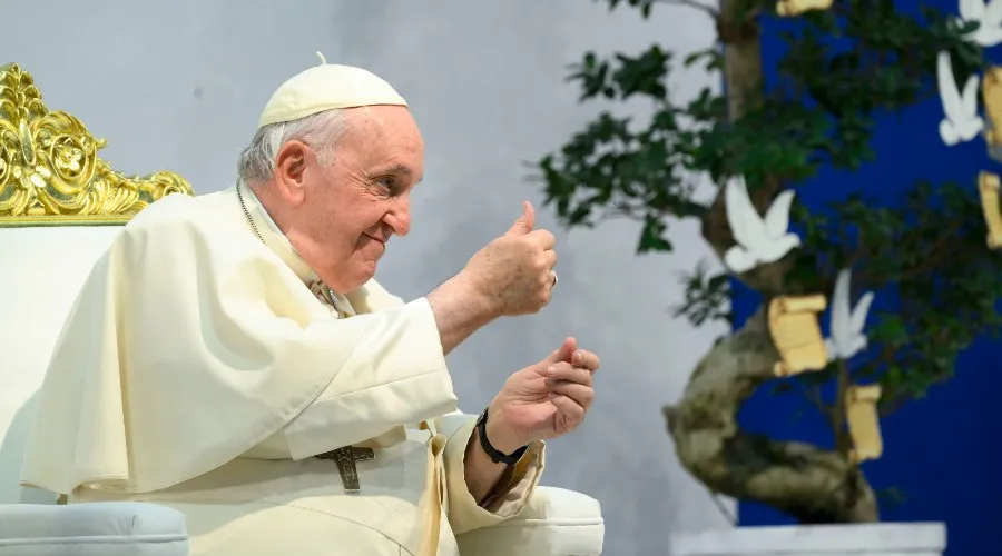 Papa Francisco en encuentro con jóvenes. Crédito: Vatican Media