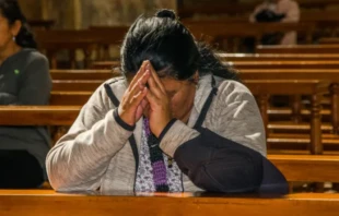 Imagen referencial de mujer rezando. Crédito: Shutterstock