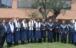 Estudiantes graduados en el Ateneo. Crédito: APRA.