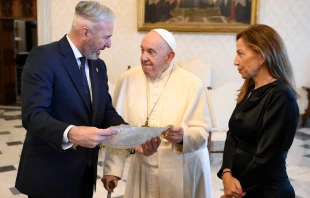 El presidente del Gobierno de Aragón (España), Carlos Azcón y la alcaldesa de Zaragoza, Natalia Chueca, cumplimentan al Papa Francisco. Crédito: Vatican News.