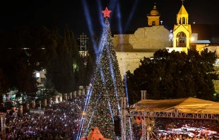 Espectadores se reúnen en la plaza de la Natividad durante la ceremonia de encendido del árbol de Navidad en Belén el 6 de diciembre de 2025. Crédito: HAZEM BADER/AFP vía Getty Images