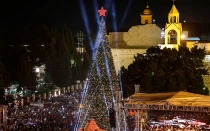 Espectadores se reúnen en la plaza de la Natividad durante la ceremonia de encendido del árbol de Navidad en Belén el 6 de diciembre de 2025.