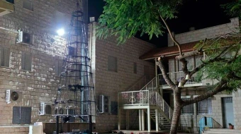 Árbol de Navidad quemado en la parroquia Santísimo Redentor de Jenín.
