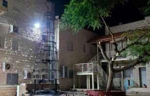 Árbol de Navidad quemado en la parroquia Santísimo Redentor de Jenín. Crédito: Vatican News.