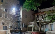 Árbol de Navidad quemado en la parroquia Santísimo Redentor de Jenín.