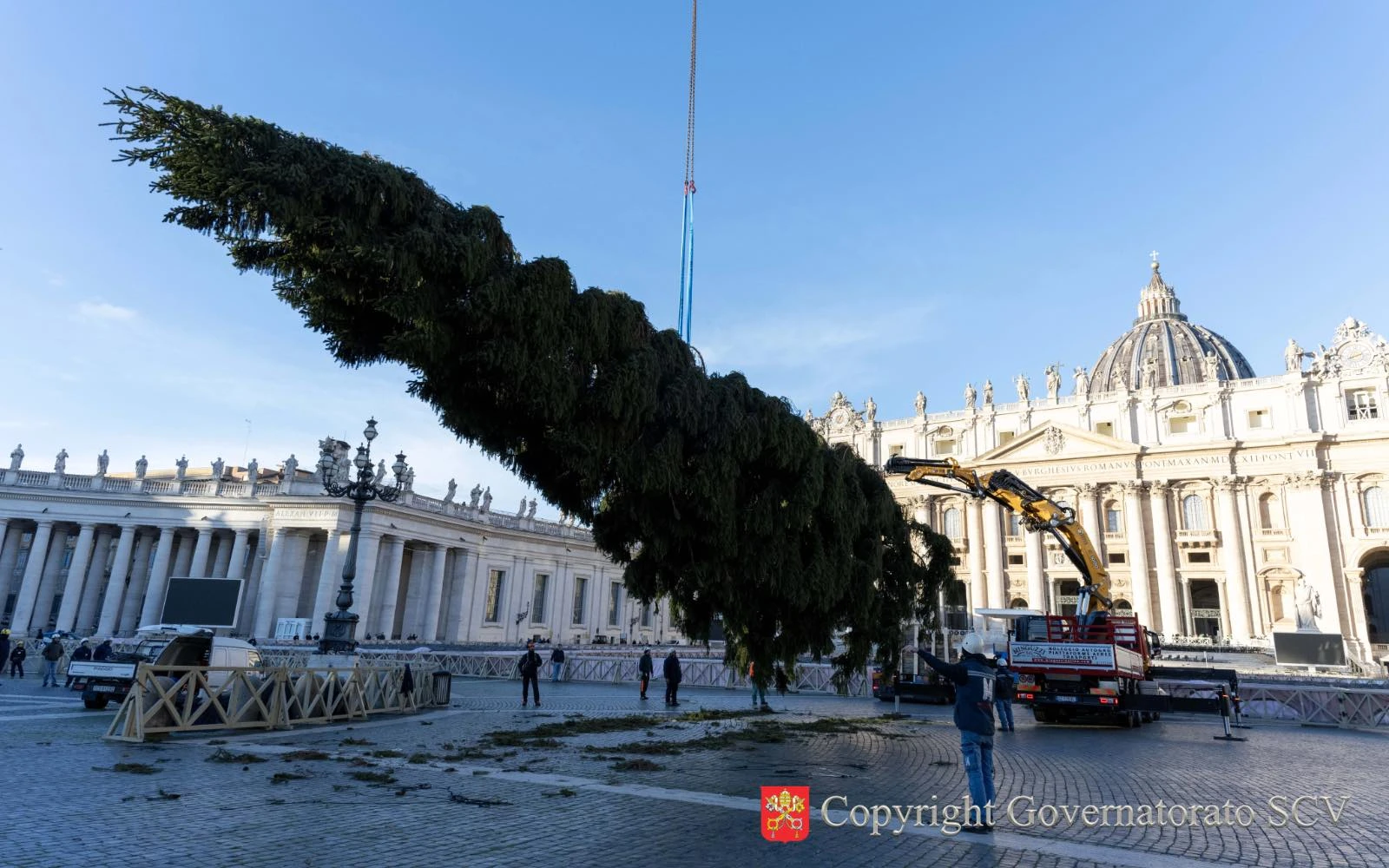 Trabajadores levantan el árbol de Navidad del Vaticano para este 2025 en la Plaza de San Pedro, el jueves 27 de noviembre de 2025.?w=200&h=150