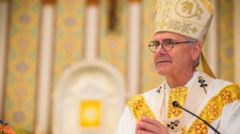 Mons. Paul S. Coakley predica durante una Misa en la Catedral de Oklahoma City en 2021.