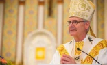 Mons. Paul S. Coakley predica durante una Misa en la Catedral de Oklahoma City en 2021.