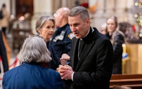 El Arzobispo electo de Nueva York, Mons. Ronald Hicks, saluda a personas en la catedral de San Patricio el 18 de diciembre de 2025, en la ciudad de Nueva York. Crédito: Adam Gray/Getty Images.