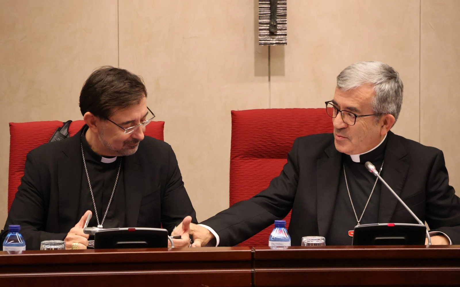Mons. Luis Argüello expresa sus condolencias al Cardenal José Cobo por el reciente fallecimiento de uno de sus obispos auxiliares, Mons. José Antoni Álvarez. Crédito: CEE.