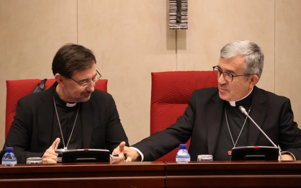 Mons. Luis Argüello expresa sus condolencias al Cardenal José Cobo por el reciente fallecimiento de uno de sus obispos auxiliares, Mons. José Antoni Álvarez. Crédito: CEE.