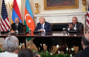 El presidente de Estados Unidos, Donald Trump, responde preguntas durante una ceremonia de firma con el presidente azerbaiyano Ilham Aliyev (izquierda) y el primer ministro armenio Nikol Pashinyan (derecha) en el Comedor de Estado de la Casa Blanca el 8 de agosto de 2025, en Washington, D.C. El acuerdo firmado durante la ceremonia tiene como objetivo poner fin al conflicto entre Armenia y Azerbaiyán que ha durado décadas. Crédito: Andrew Harnik/Getty Images.