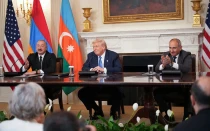 El presidente de Estados Unidos, Donald Trump, responde preguntas durante una ceremonia de firma con el presidente azerbaiyano Ilham Aliyev (izquierda) y el primer ministro armenio Nikol Pashinyan (derecha) en el Comedor de Estado de la Casa Blanca el 8 de agosto de 2025, en Washington, D.C. El acuerdo firmado durante la ceremonia tiene como objetivo poner fin al conflicto entre Armenia y Azerbaiyán que ha durado décadas.