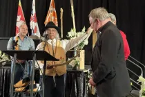 El Arzobispo de Vancouver, Mons. J. Michael Miller, recibe un obsequio en la firma del "pacto sagrado" el domingo 31 de marzo de 2024.