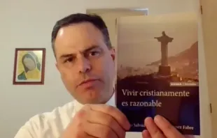 P. Mario Arroyo con su libro “ Vivir cristianamente es razonable” Crédito: EWTN
