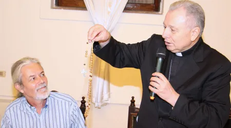 Papa Francisco dona rosario que usó en Paraguay para el retrato de Chiquitunga