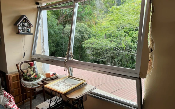 Daños en las ventanas de la casa de Arturo Berti. Crédito: Andrés Henríquez/EWTN.