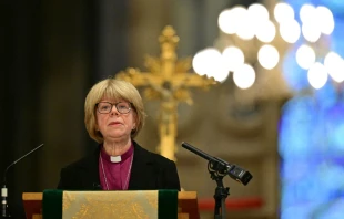 La nueva arzobispa de Canterbury designada por Gran Bretaña, Sarah Mullally, habla en la Catedral de Canterbury, en el sureste de Inglaterra, tras el anuncio de su nombramiento el viernes 3 de octubre de 2025. Crédito: BEN STANSALL/AFP vía Getty Images.
