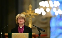 La nueva arzobispa de Canterbury designada por Gran Bretaña, Sarah Mullally, habla en la Catedral de Canterbury, en el sureste de Inglaterra, tras el anuncio de su nombramiento el viernes 3 de octubre de 2025.