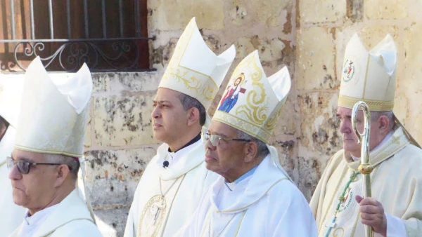 El Arzobispo coadjutor con el Arzobispo de Santo Domingo, Mons. Francisco Ozoria Acosta. Crédito: CED.