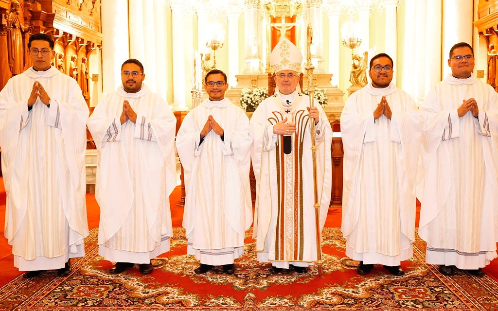 El Arzobispo de Arequipa con los 5 nuevos sacerdotes.?w=200&h=150