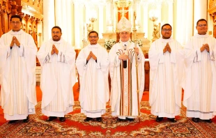 El Arzobispo de Arequipa con los 5 nuevos sacerdotes. Crédito: Arzobispado de Arequipa.