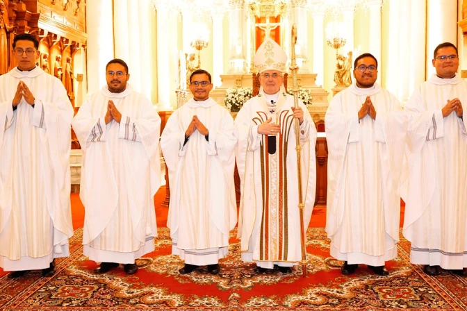 El Arzobispo de Arequipa con los 5 nuevos sacerdotes.