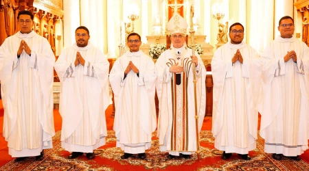 El Arzobispo de Arequipa con los 5 nuevos sacerdotes.