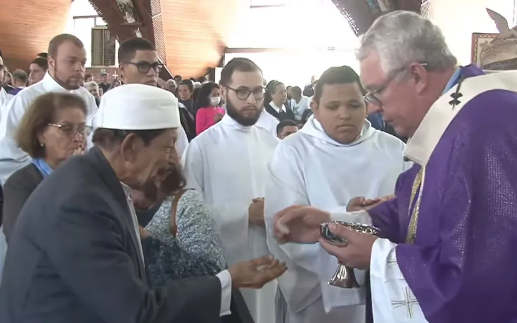El Arzobispo de Londria le dio la Comunión a un jeque musulmán en la Misa de exequias del Cardenal Agnelo?w=200&h=150