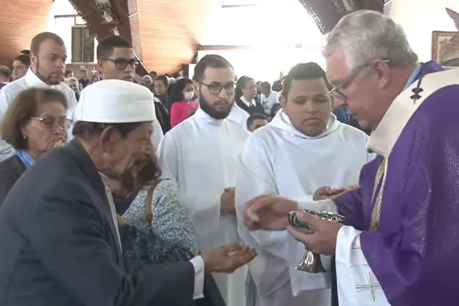 Arzobispo da la Comunión a jeque musulmán