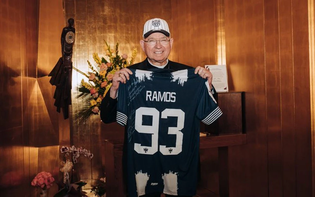 Mons. José Gomez, Arzobispo de Los Ángeles (EE.UU.) con la camiseta del español Sergio Ramos, capitán de Los Rayados de Monterrey, México.?w=200&h=150