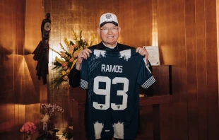 Mons. José Gomez, Arzobispo de Los Ángeles (EE.UU.) con la camiseta del español Sergio Ramos, capitán de Los Rayados de Monterrey, México. Crédito: @ArchbishopGomez en X.