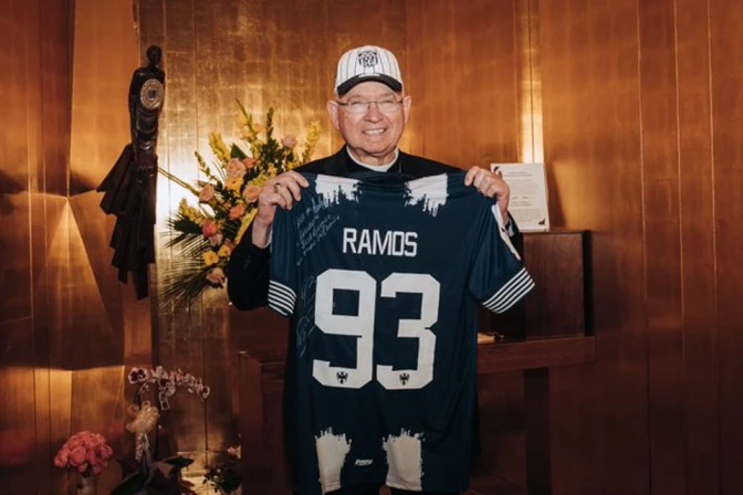 José Gomez, Arzobispo de Los Ángeles (EE.UU.) con la camiseta del español Sergio Ramos, capitán de Los Rayados de Monterrey, México. 25062025