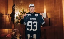 Mons. José Gomez, Arzobispo de Los Ángeles (EE.UU.) con la camiseta del español Sergio Ramos, capitán de Los Rayados de Monterrey, México.