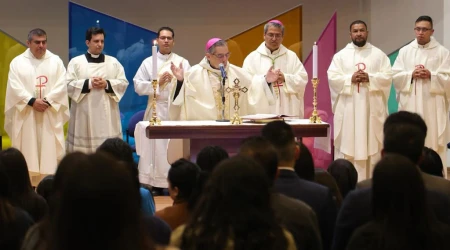 Mons. Alfredo Espinoza, Arzobispo de Quito, en la Misa de inauguración del congreso de docentes católicos.