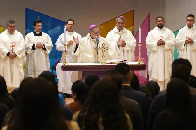 Mons. Alfredo Espinoza, Arzobispo de Quito, en la Misa de inauguración del congreso de docentes católicos.
