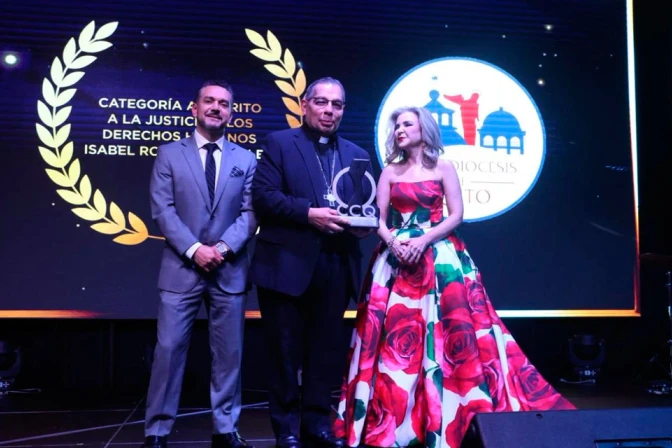 El Arzobispo de Quito recibe un premio en Ecuador.
