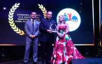 El Arzobispo de Quito recibe un premio en Ecuador.