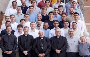 Arzobispo de Valencia con los seminaristas del Seminario Mayor La Inmaculada. Crédito: A. Saiz / Delegación de Medios del Arzobispado de Valencia.