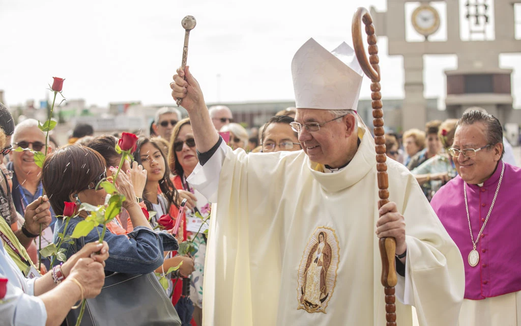Mons. José Gomez, Arzobispo de Los Ángeles, bendice a los fieles en la Basílica de Guadalupe en Ciudad de México, en una peregrinación anterior.?w=200&h=150