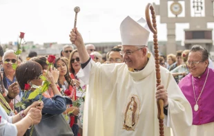 Mons. José Gomez, Arzobispo de Los Ángeles, bendice a los fieles en la Basílica de Guadalupe en Ciudad de México, en una peregrinación anterior. Crédito: María Langarica / ACI Prensa.